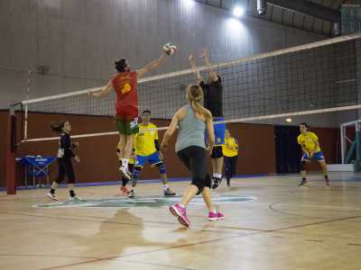 �Qui organizziamo continuamente match amichevoli e tornei � ci la 42enne Tiziana, presidente del circolo -. Le squadre comprendono sia maschi e femmine e spesso vedono fianco a fianco anche genitori e figli. A differenza di altri sport a pallavolo giocano tutti e si creano dei bellissimi rapporti�